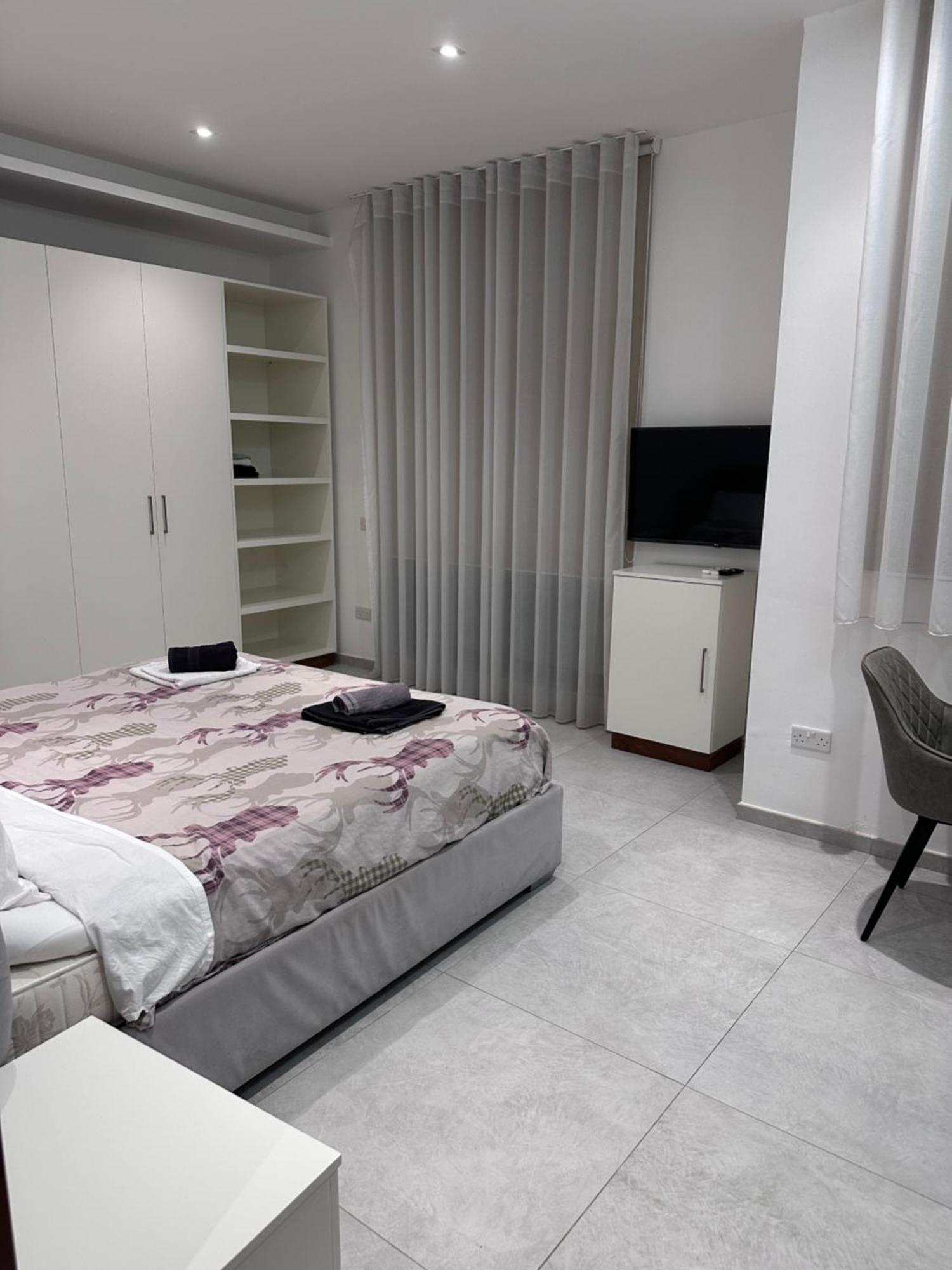 Lovely Seaview Two Bedroom Unit In Tas-sliema *